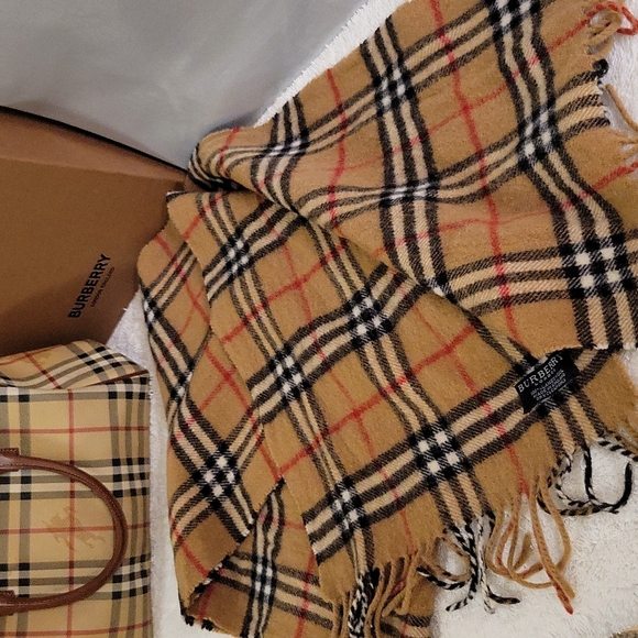 Burberry Classic Check Scarf - Picture 5 of 6